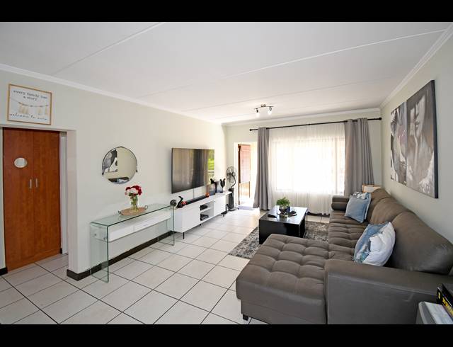 2 BEDROOM APARTMENT FOR SALE IN SUNNINGHILL